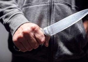 حمله با چاقو به یک روحانی در خیابان دماوند/+ عکس