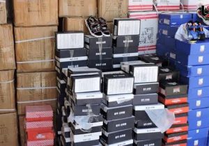 کشف بیش از ۶۰۰ جفت کفش خارجی قاچاق در نیاوران