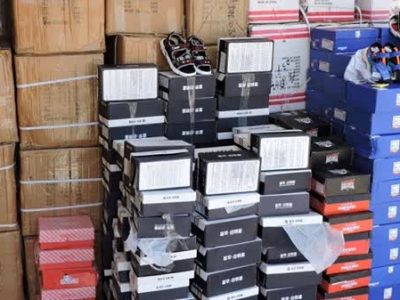 کشف بیش از ۶۰۰ جفت کفش خارجی قاچاق در نیاوران