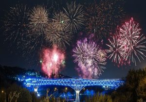پل طبیعت تهران در شب سال نو ۱۴۰۳ نورافشانی می‌شود