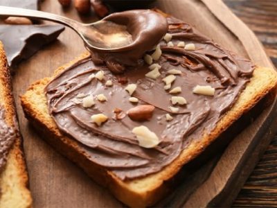 خواص کره بادام زمینی شکلاتی + نکاتی درباره مصرف آن